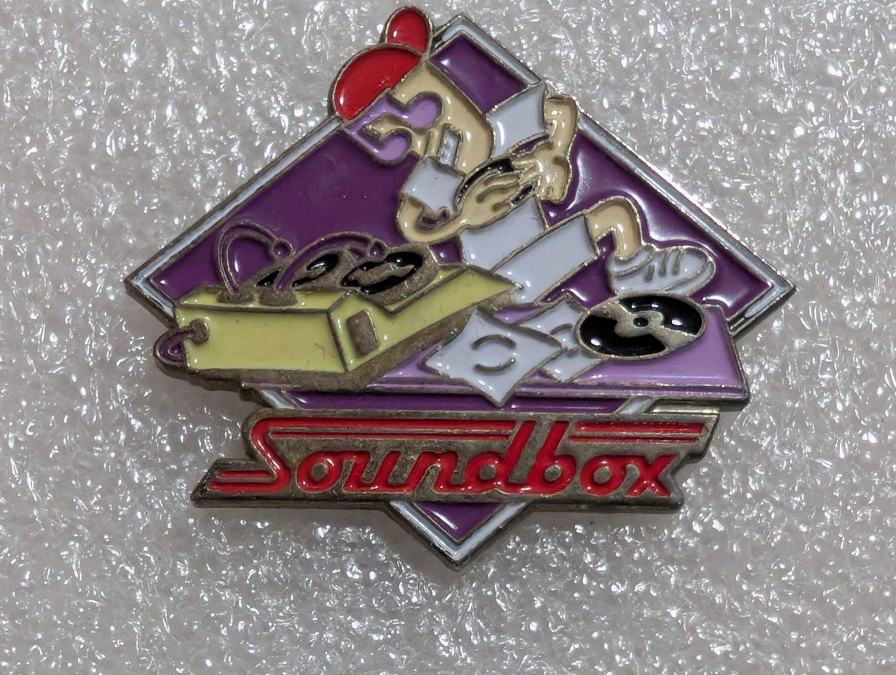 Plaquettes & Badges: Ansteckpin 252: Soundbox – D'occasion à Oppligen par Pin-Fall-Shop