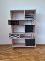 Regal (141cm × 99 cm × 34 cm) mit geometrischen Mustern