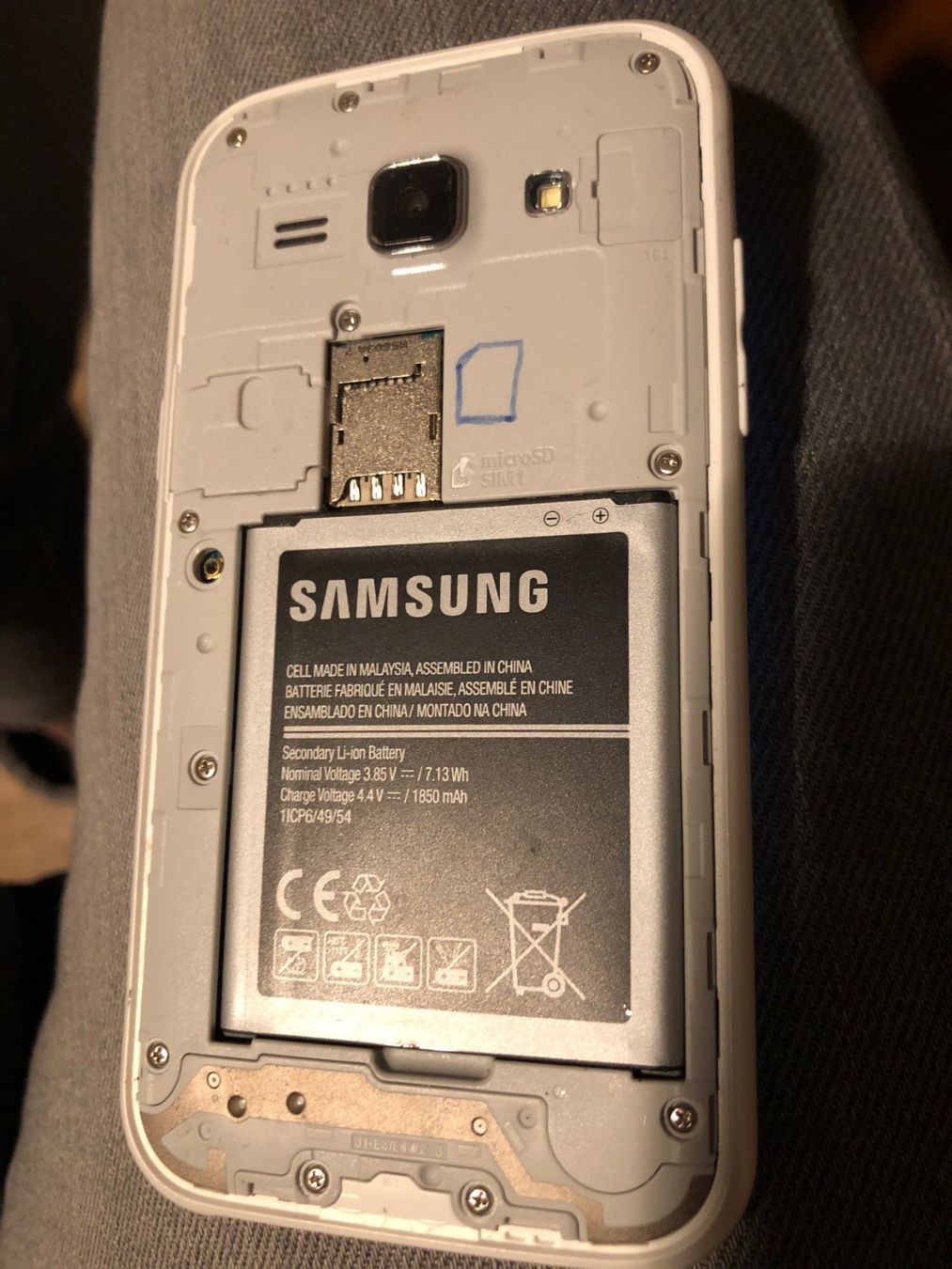 Samsung Handys / Smartphones: Samsung Galaxy J1 von 2015 defekt – Defekt aus Hinterkappelen von atomschnee 6