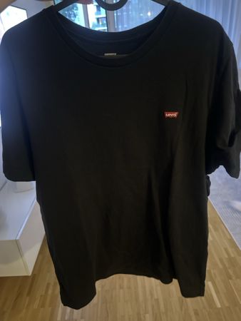 T-shirt Levi's noir avec logo rouge petit format usagé