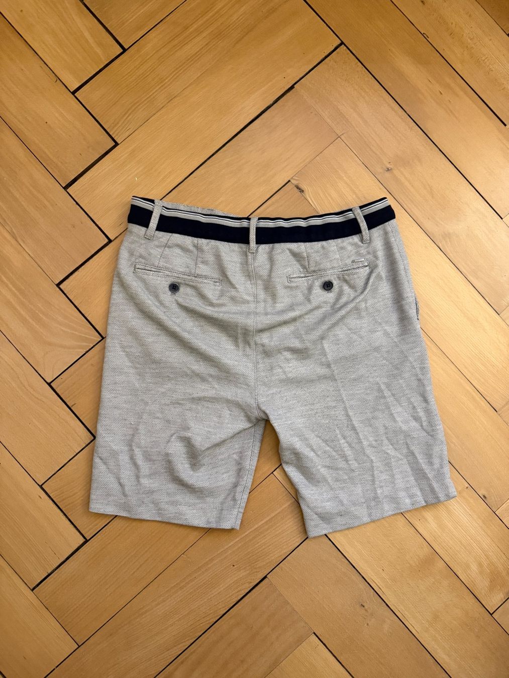 Zara Pantaloni: ZARA - Shorts hellgrau M – Usato da Zürich venduto da Diazaio 2