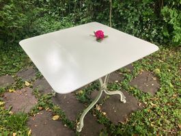 Gartentisch 100x100 cm mit schönem Gussfuss