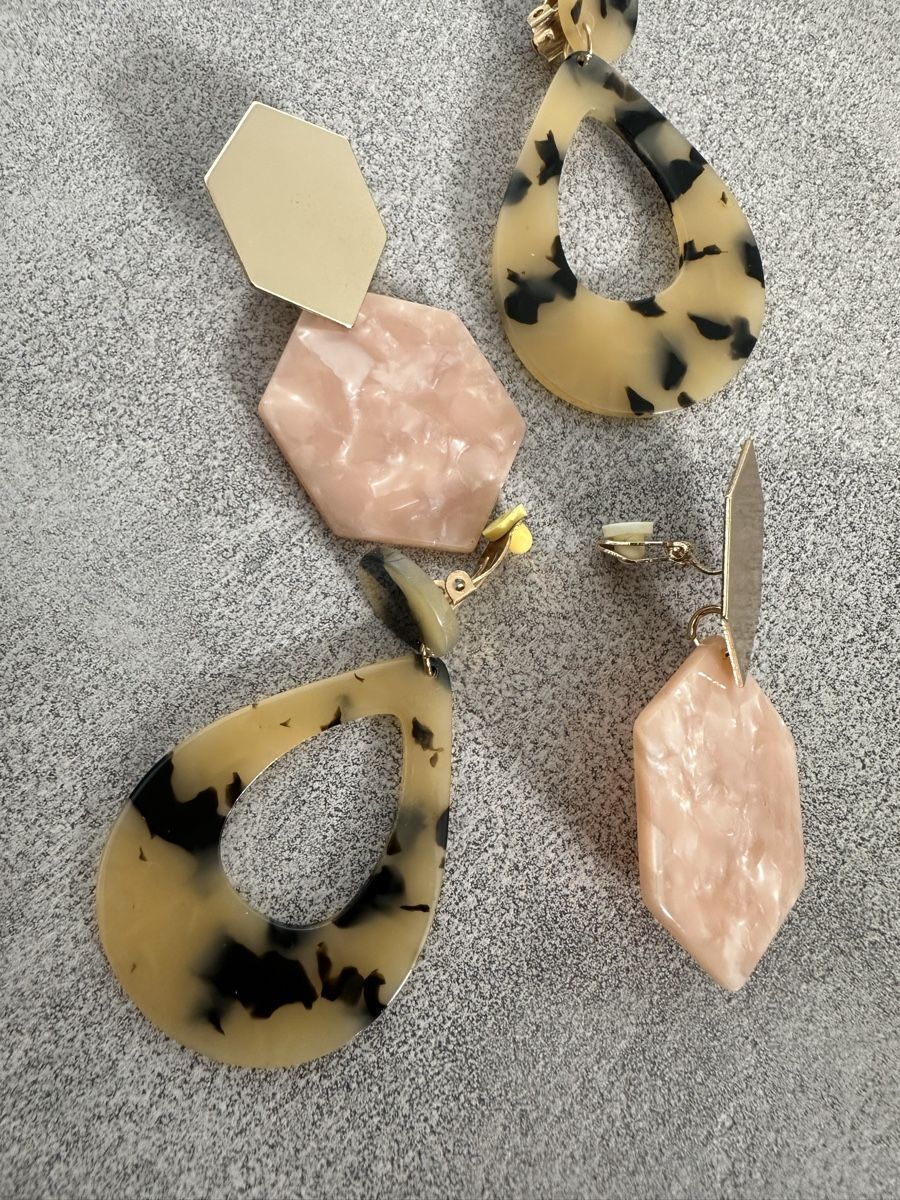 Orecchini pendenti & Orecchini a lobo: 2er Set Ohrringe Clip-on Bunt Rosa Marmor Optik – Nuovo (secondo la descrizione) da Dietikon venduto da vithya88 2