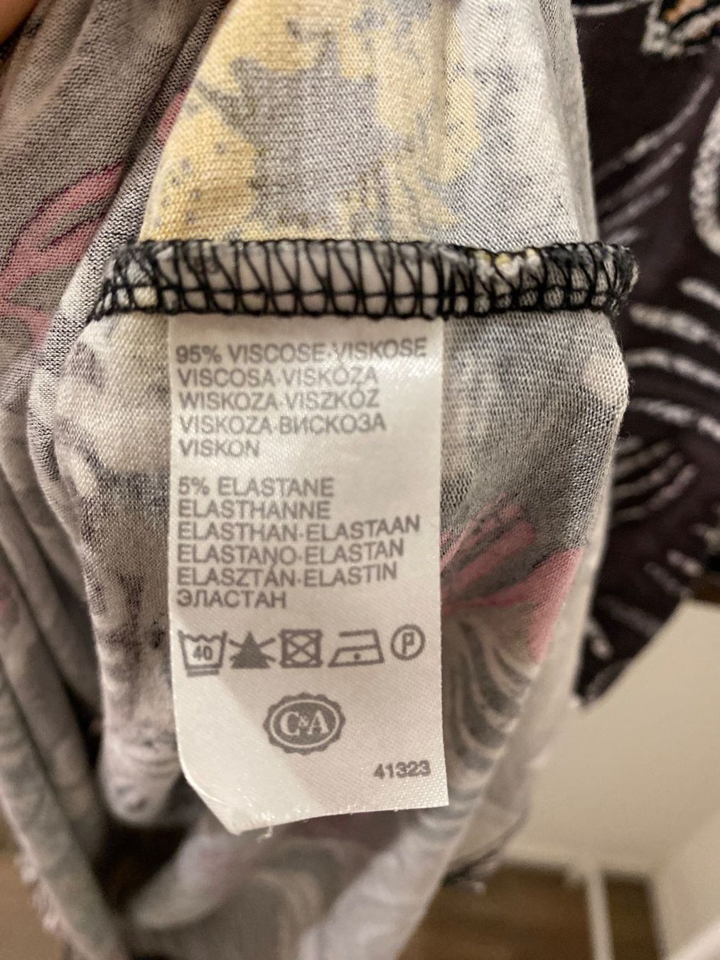 C&A T-shirt: C&A T-Shirt farbig Gr. 42 – Usato da Pratteln venduto da a23_j2gs 9