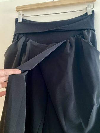 Hose Schwarz, mit schönem Detail, Gr. 40