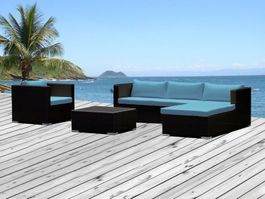 Rattan Lougen mit rote Kissen.