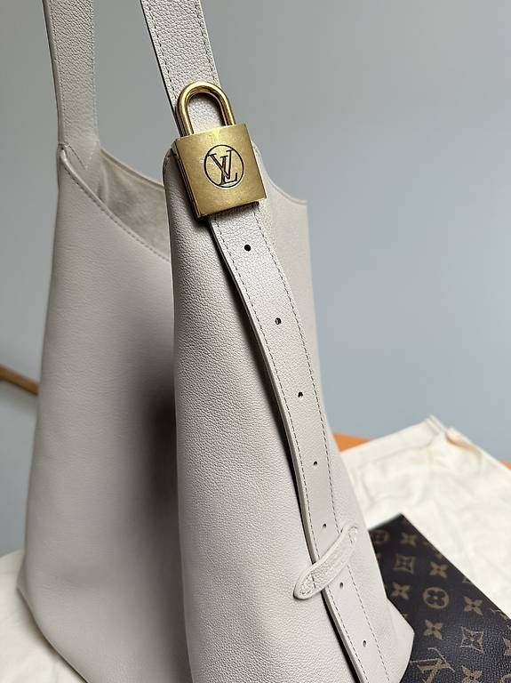 Louis Vuitton Borse da donna: Louis Vuitton Low Key Hobo Bag – Usato da Reinach BL venduto da Wardrobe-Ladies 4