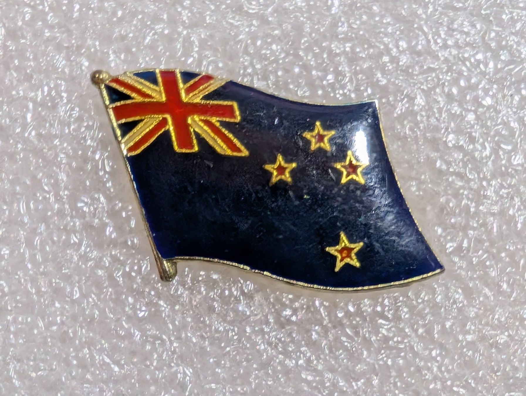 Placchette & Badge: Ansteckpin 224: Flagge – Usato da Oppligen venduto da Pin-Fall-Shop