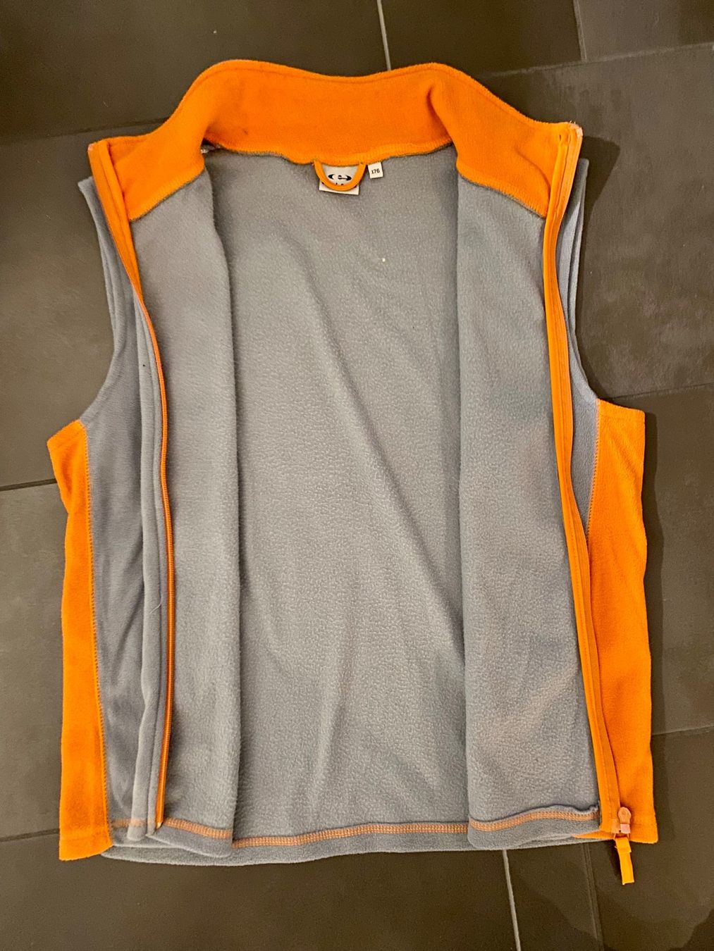 Sonstige Jungenkleidung: Bequemes Gilet Grösse 176 – Gebraucht aus Fehraltorf von Marlene4 2