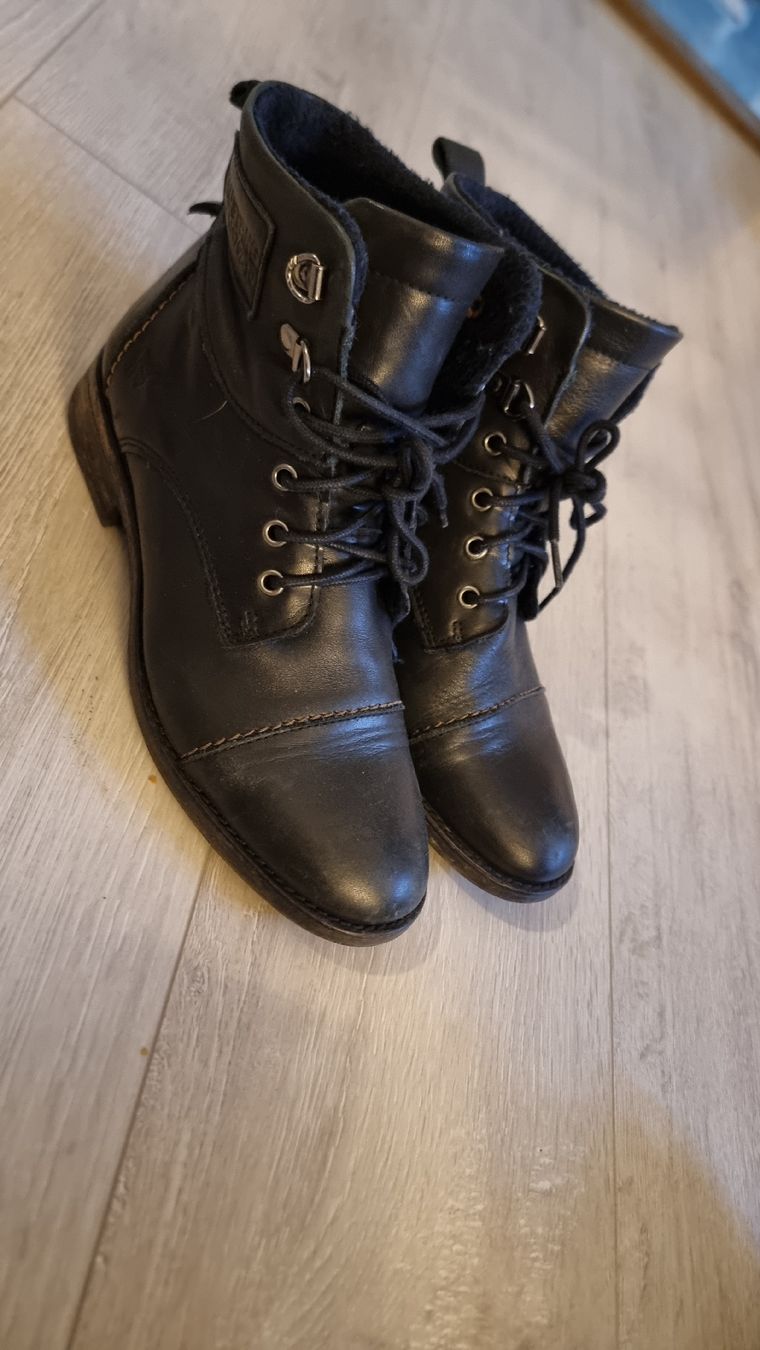 Mustang Scarpe da donna: Schwarze Winter Mustang/ Stiefel, Grösse 37 – Usato da Wigoltingen venduto da Zuckerfee84