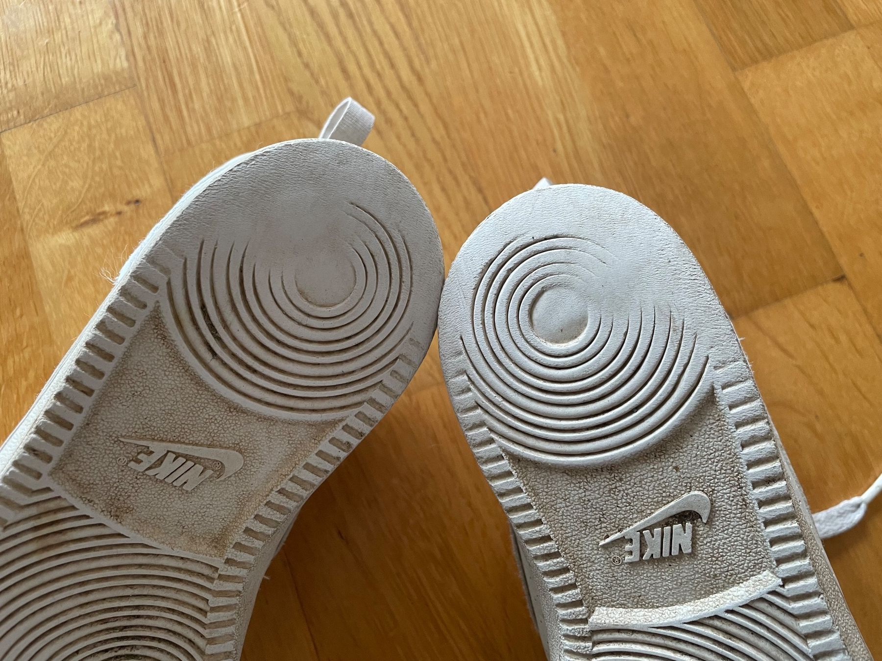 Nike Scarpe per ragazzi: Weisse Nike Schuhe Gr 35 – Usato da Ostermundigen venduto da Clood 3