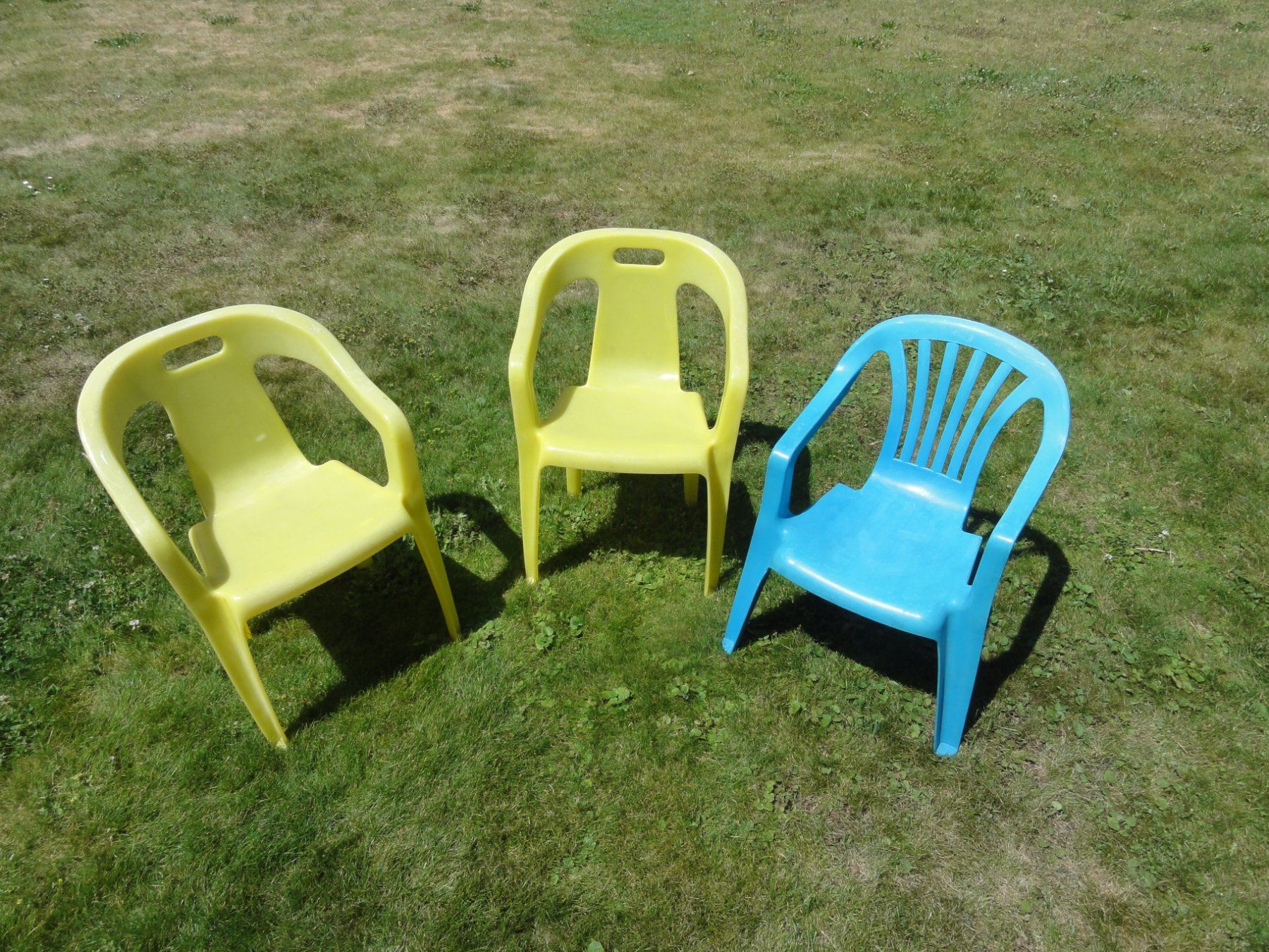 Stühle: Kinderplastik-Stühle, 3 Stk. – Gebraucht aus Riedholz von Taweva