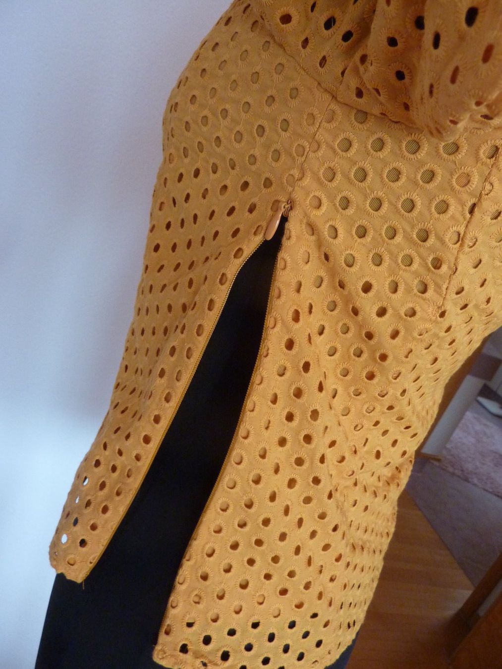 H&M Top: ockerfarbenes Oberteil mit Lochmuster 34 – Nuovo (secondo la descrizione) da Waldstatt venduto da Kananaskis1 4