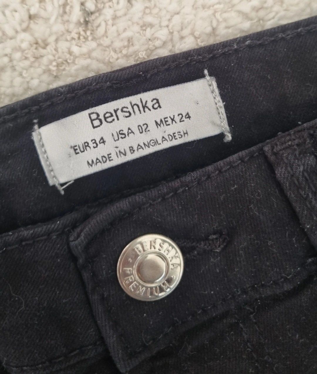 Bershka Jeans: Jeans noir "Bershka" taille 34 – Usato da Vevey venduto da Renka2011 1