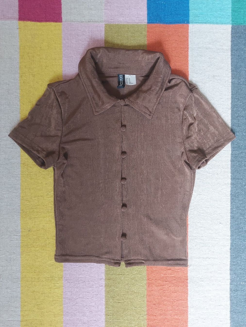 Top: Brown Button-Up Crop Top – XS – Nuovo (secondo la descrizione) da Jongny venduto da lie_v6hs