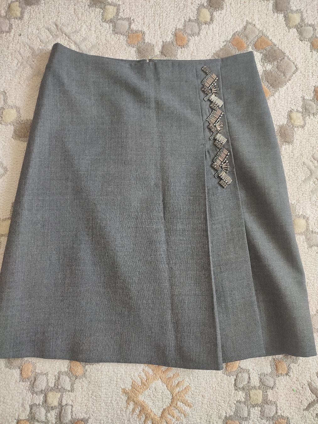 Max Mara Gonne: MaxMara Rock, grau, Gr. 38, mit Schmuckapplikationen. – Nuovo (secondo la descrizione) da Zürich venduto da sim_my2m
