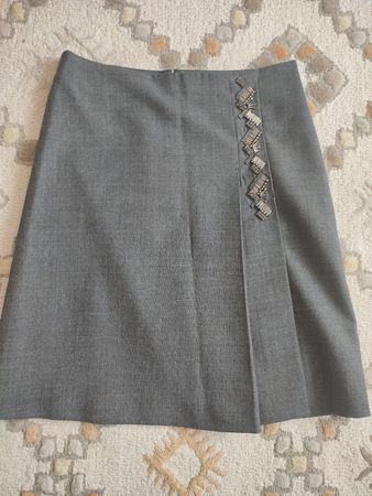 MaxMara Rock, grau, Gr. 38, mit Schmuckapplikationen.