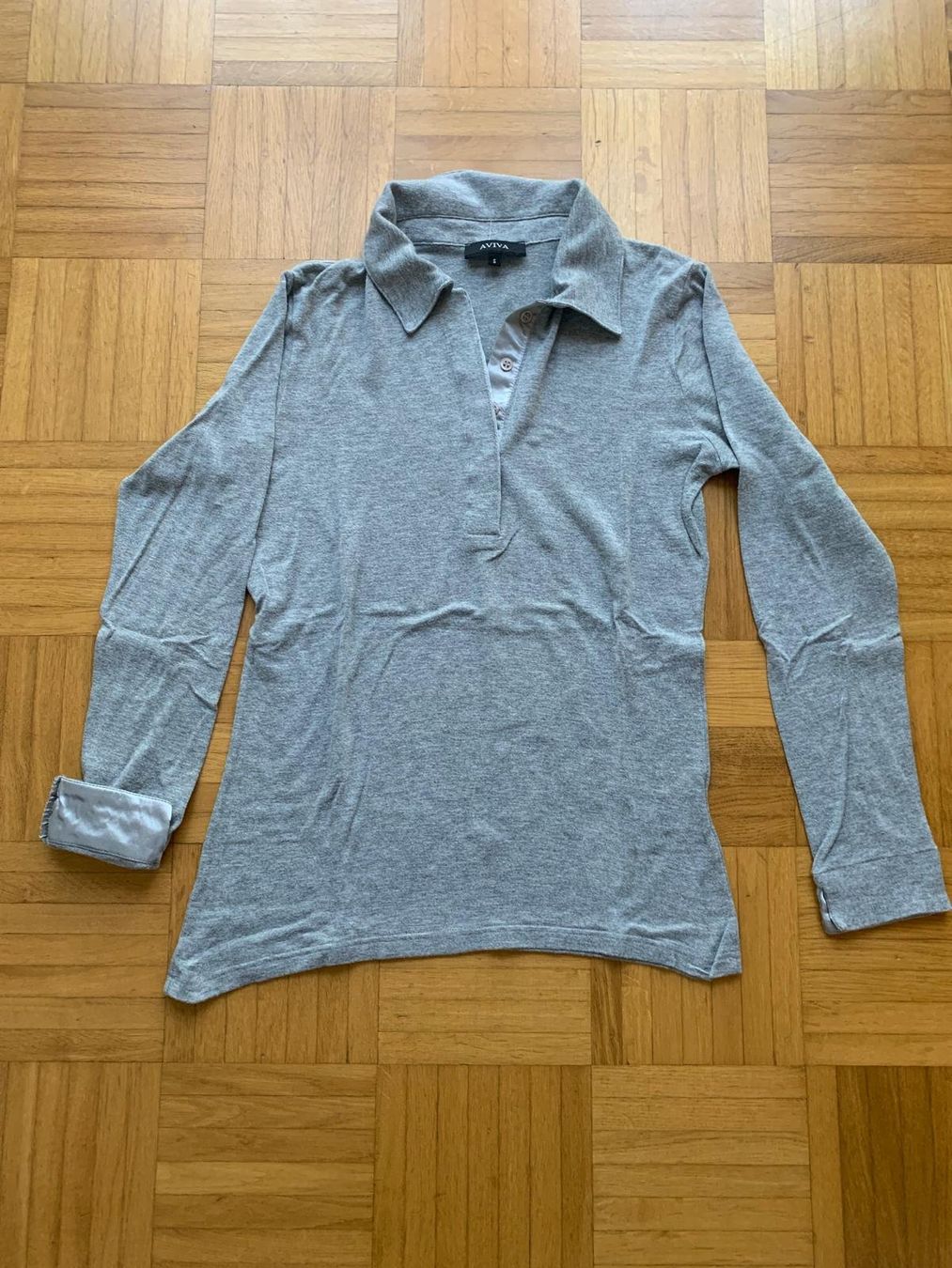 Magliette Polo: Graues Longshirt mit silbernen Details – Usato da Luzern venduto da Simona15 3