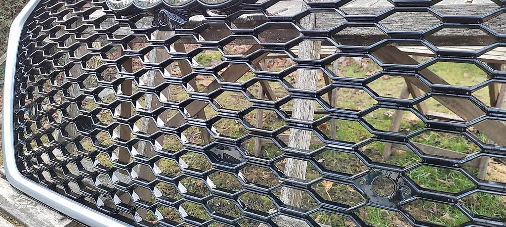 Tutti pezzi di ricambio auto: Wabenkühlergrill schwarz Audi Q7 4M – Usato da Diegten venduto da cofox 3