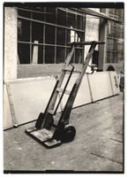 Fotografie Sackkarren auf dem Fabrikhof,