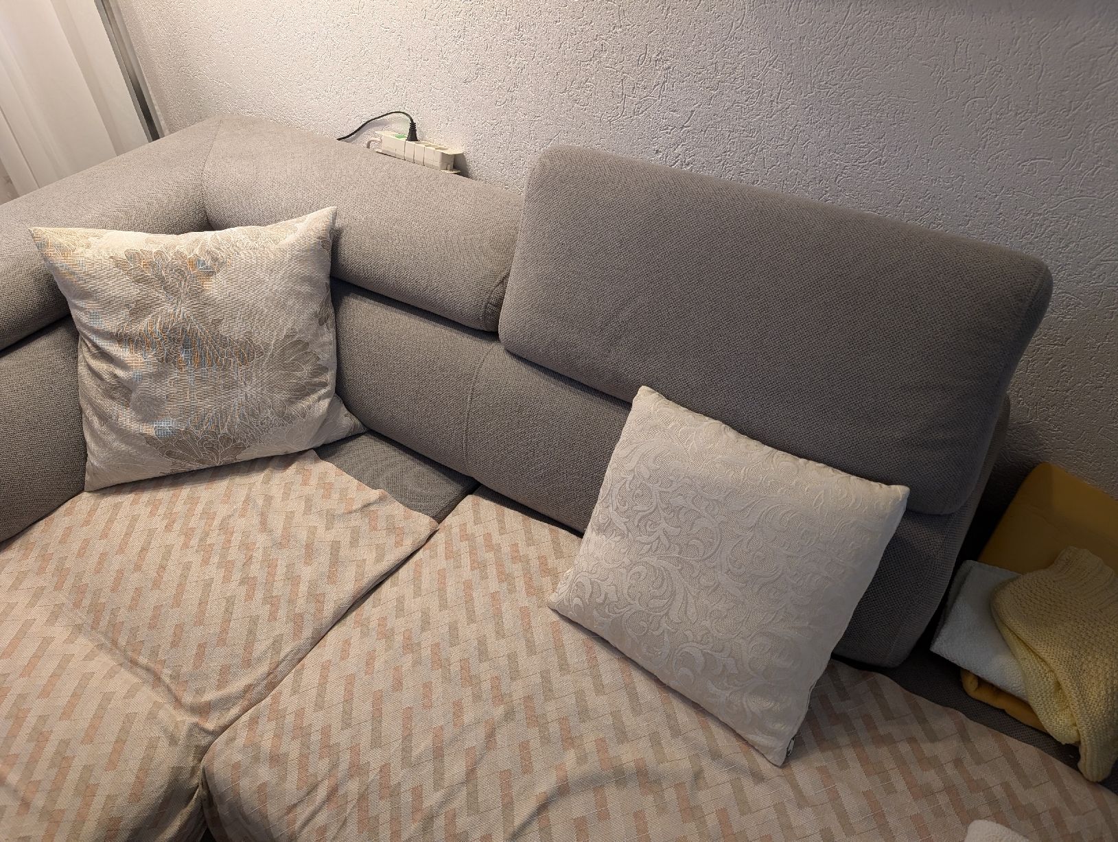 Conforama Divani: Ecksofa mit Bettfunktion inkl Tischlein – Nuovo (secondo la descrizione) da Zufikon venduto da Cmilan331 1