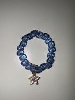 Hübscher Ring mit blauen Perlen und Blumenanhänger