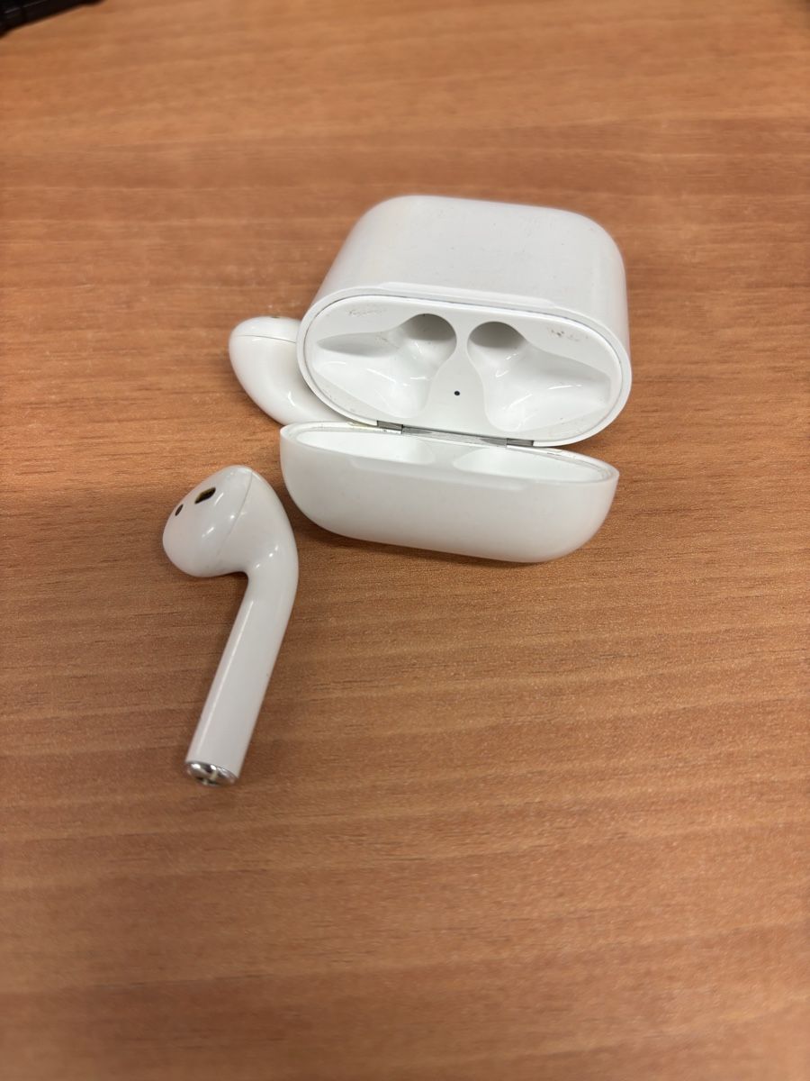 Apple Kopfhörer: AirPods 1 Apple – Gebraucht aus Perly von che_mcr6 2
