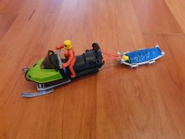Siku Snowmobil mit Rettungsschlitten und zwei Figuren