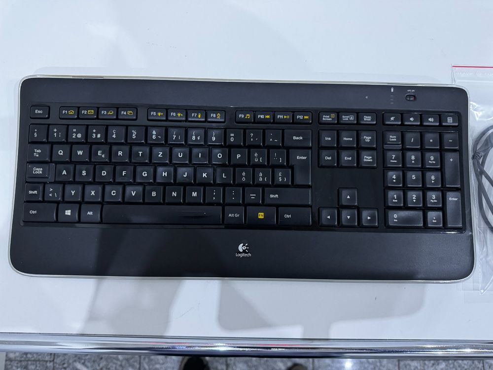 Logitech K800 beleuchtete Tastatur (CH, Schweiz), Akku NEU (Usato) a ...