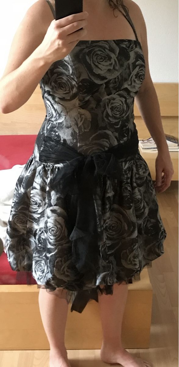 Kleider: Cocktailkleid, Gr. 42, grau, silbrig, schwarz – Gebraucht aus Erlinsbach SO von sweets5000