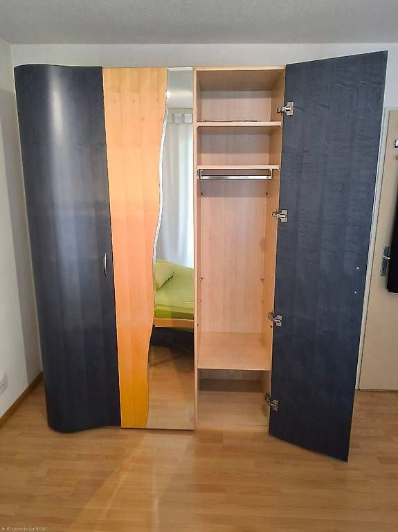 Schränke: Kleiderschrank 3-Türig – Gebraucht aus Basel von Blaetz 2