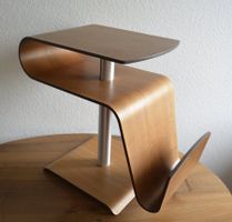 Moderner Zeitschriftenständer aus Holz und Metall