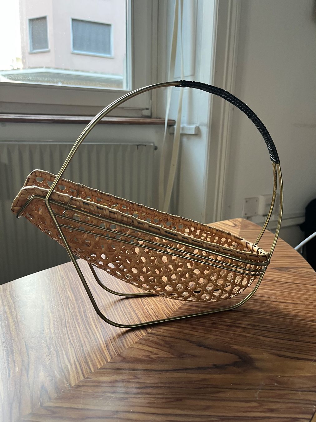 Portabottiglie: Mid Century Design Flaschenhalter Weinständer mit Geflecht – Usato da Basel venduto da Smermor 1