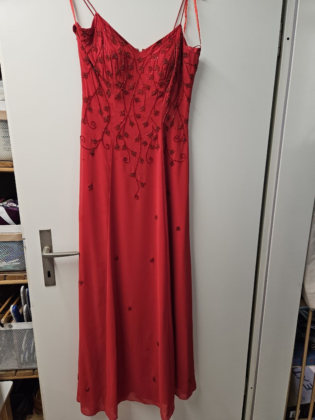 Kleider: Abendkleid Modissa Rot Perlen Grösse S – Gebraucht aus Widen von Calgary