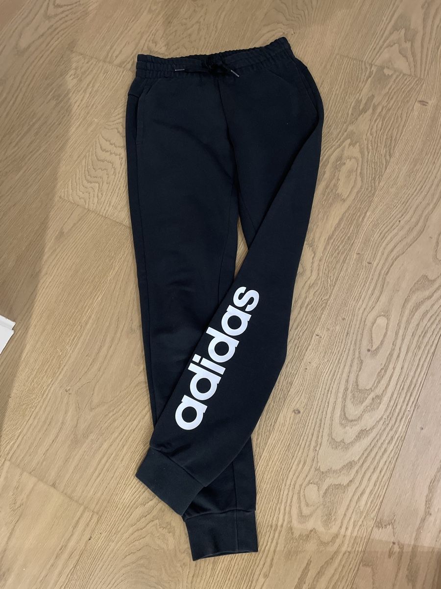 Adidas Pantaloni: Schwarze Adidas Trainerhose, Grösse XS – Nuovo (secondo la descrizione) da Gümligen venduto da ani_c7v6 1