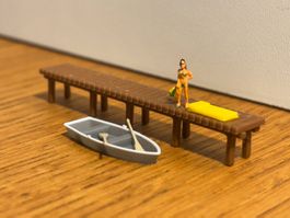 A0113: Bootssteg mit Figur, Luftmatratze, Ruderboot (Spur N)