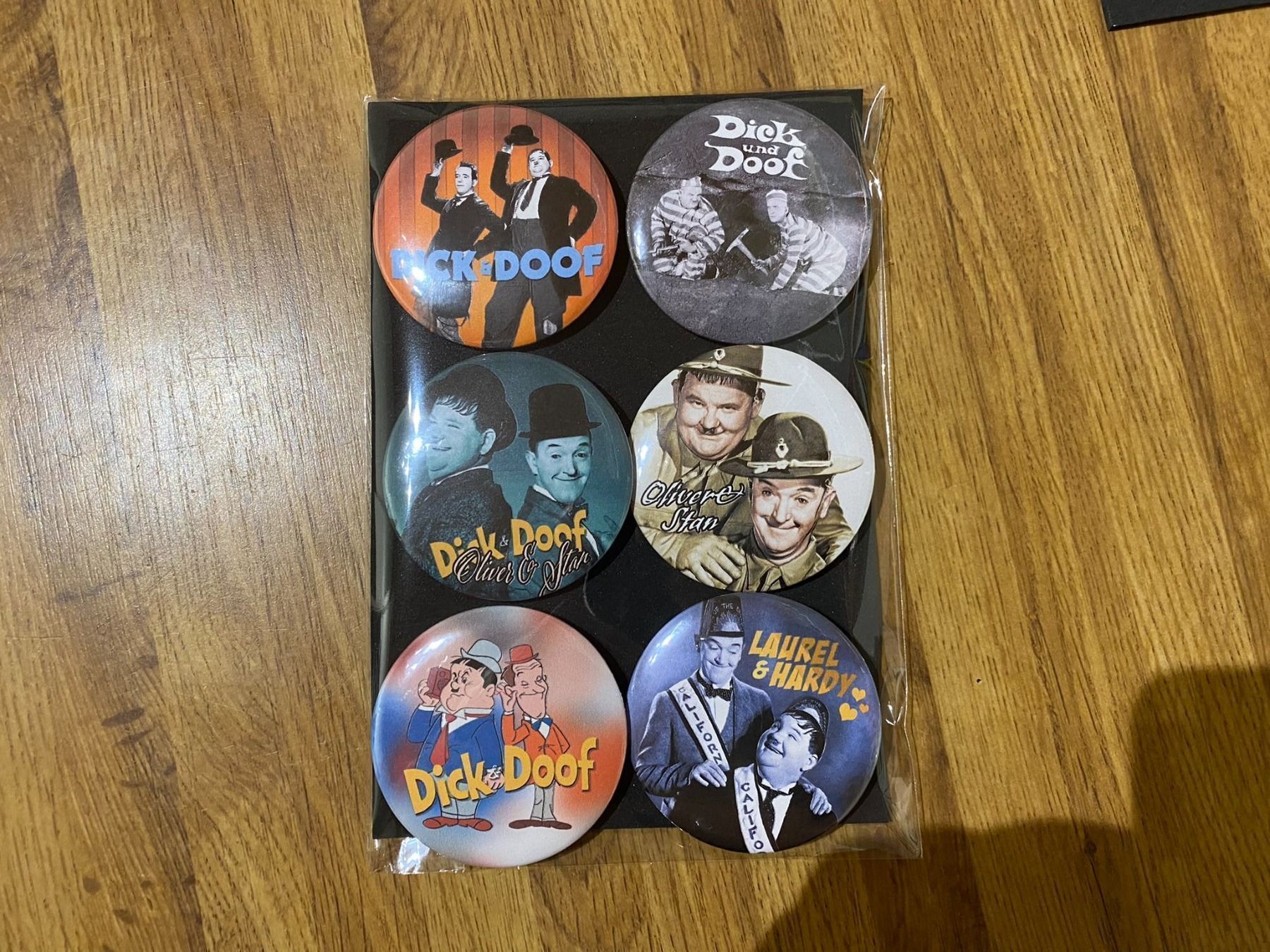 Placchette & Badge: Dick & Doof Ansteck Badges! – Nuovo (secondo la descrizione) da Basel venduto da FatCatPacksTheRatt