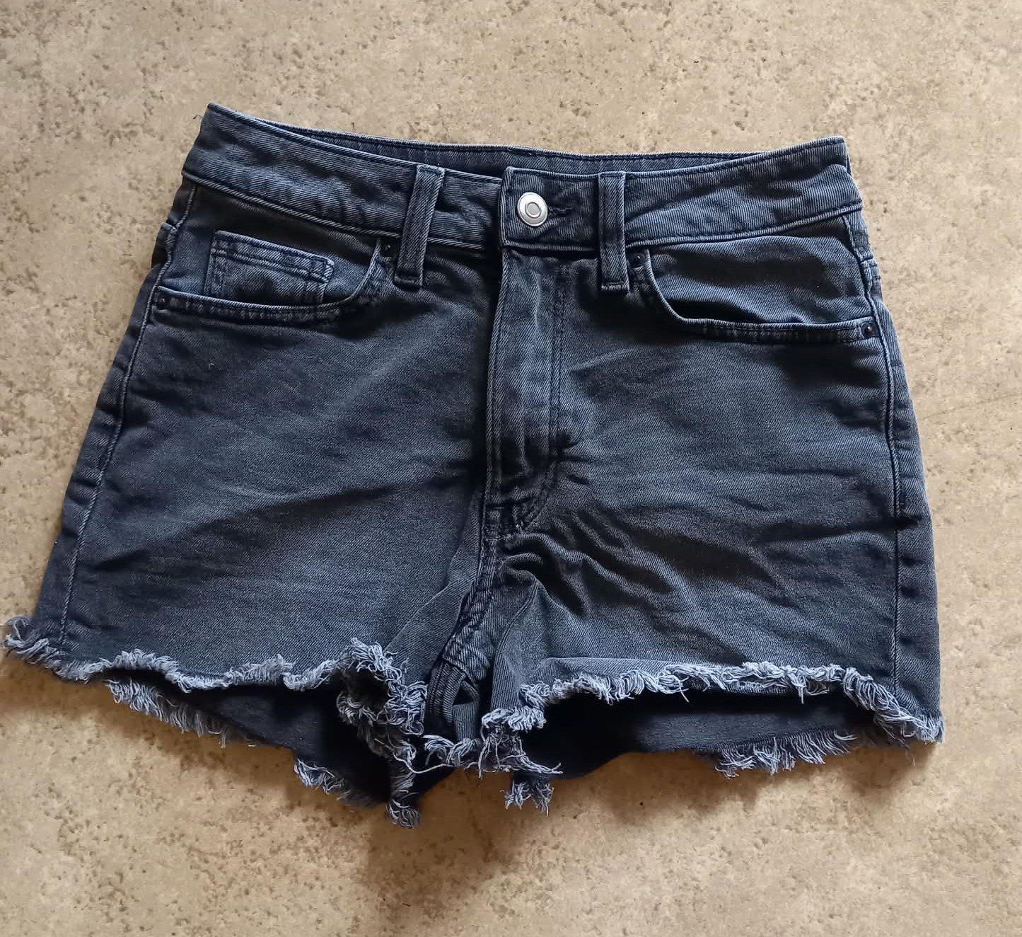 Jeans: Coole Jeans Shorts Damen Gr 32 – Usato da Möhlin venduto da dom_96nf 1