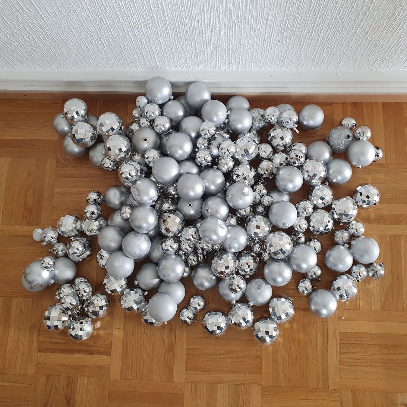 Tutte le decorazioni: Boules de Noël argentés – Difettoso da Prilly venduto da RoDyRe 3