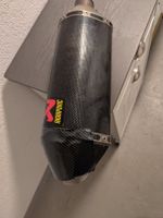 Scarico Akrapovic in carbonio.