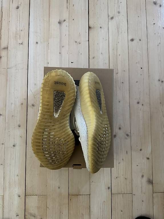 Herrenschuhe: Yeezy cream 44 EU – Gebraucht aus Riva San Vitale von gab_6qhv 2