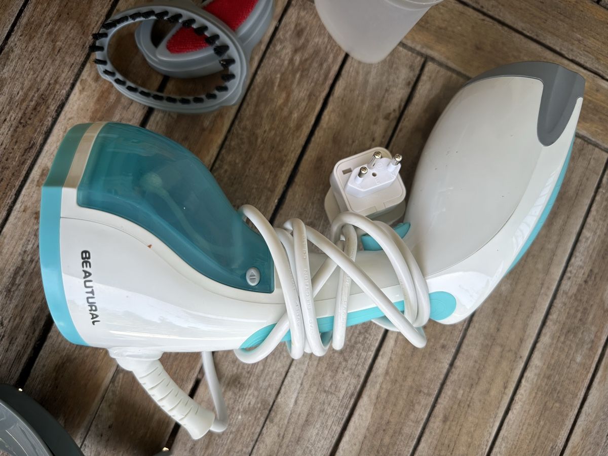 Ferri da stiro: Portable Clothes Steamer - Perfect for Quick Touch-Ups This  – Usato da Zürich venduto da car_68nt 1