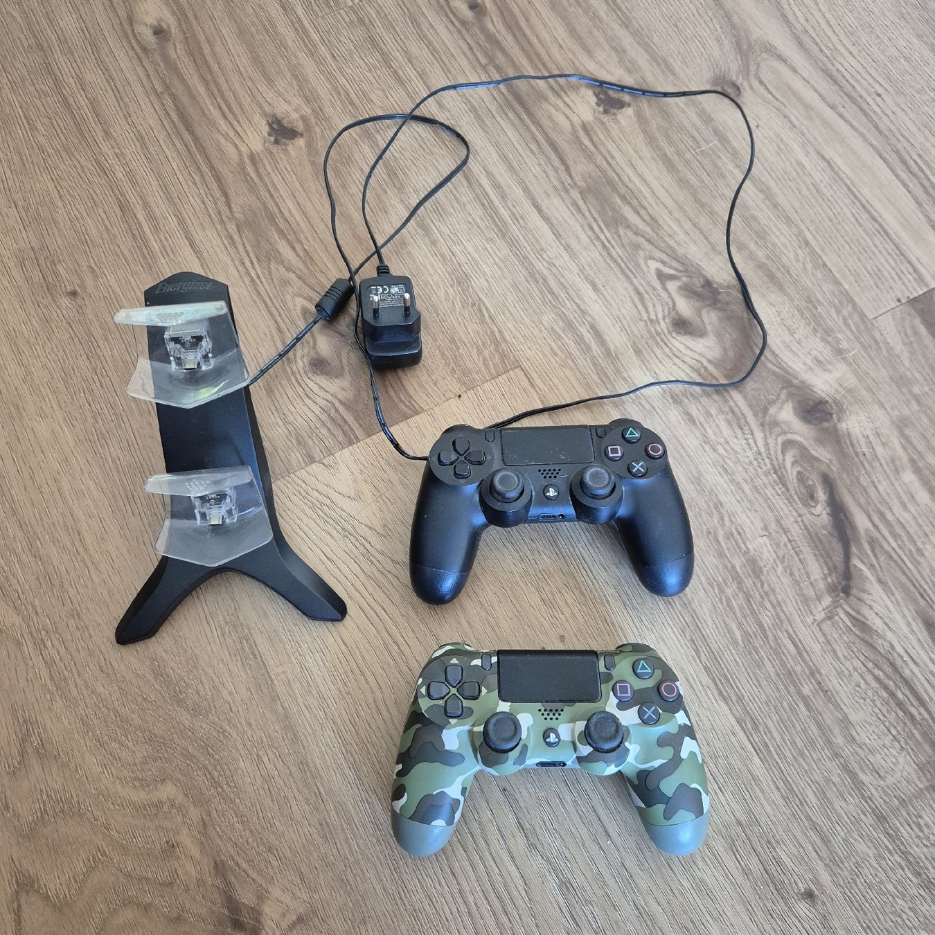 Sony Console: Sony Playstation 4 mit 2 Controller und 6 Spiele – Usato da Innertkirchen venduto da lua_v5zm 1