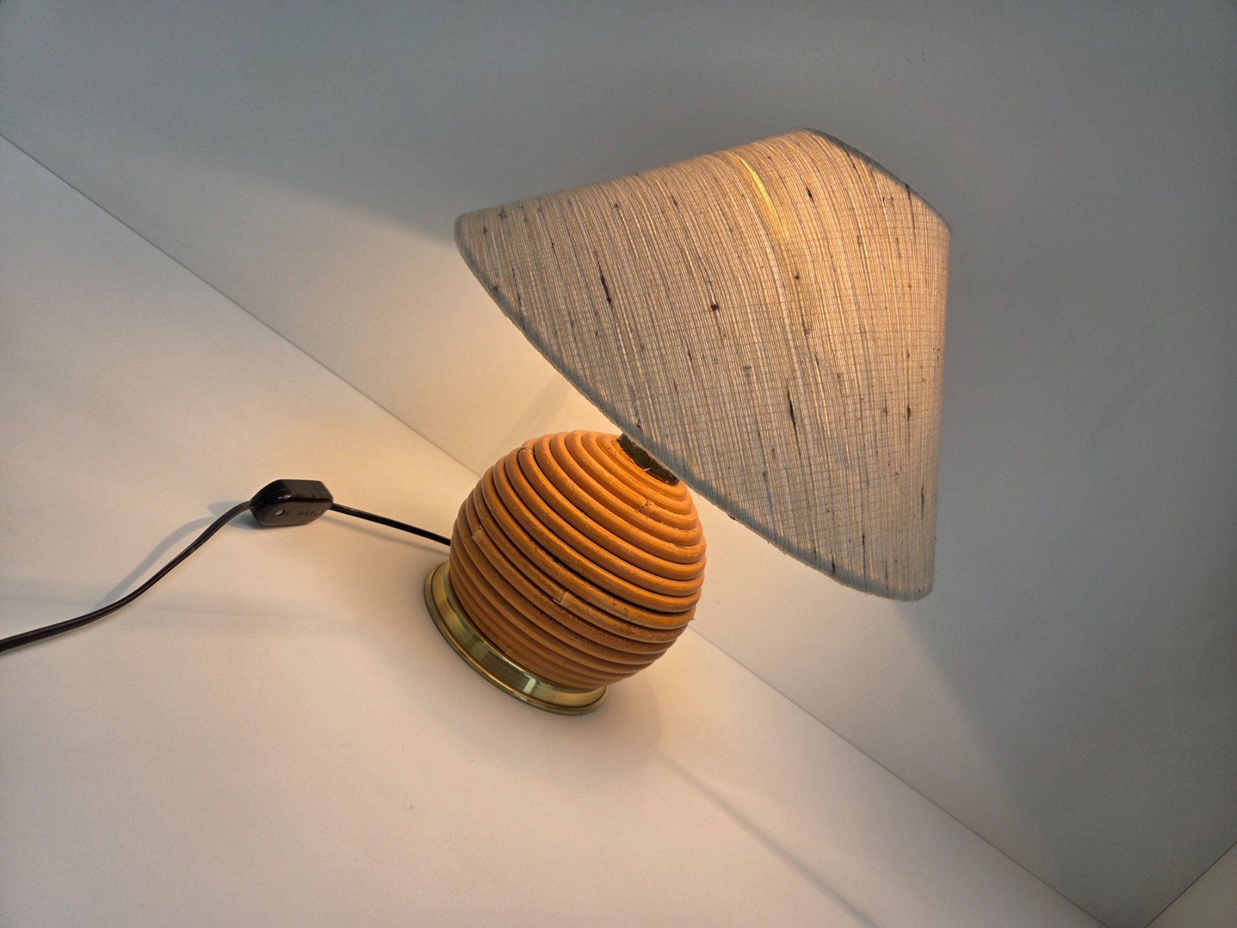 Tische: Design 1970 Rattan & Messing Tischlampe – Gebraucht aus Gersau von pd-design-and-art 1