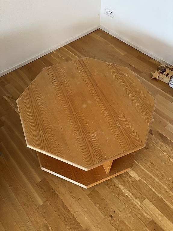 Tavoli: Holztisch 8-eckig, Beistelltisch, Wohnzimmertisch Gratis – Usato da Niederweningen venduto da anfasaschi