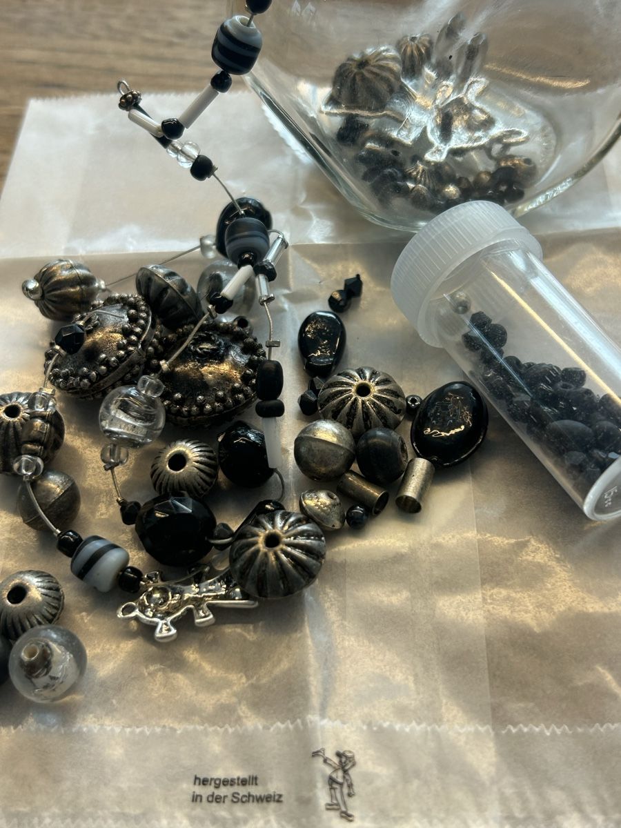 Perles (synthétiques): SchmuckPerlen schwarz – Neuf (Voir description) à Wichtrach par henzmann1
