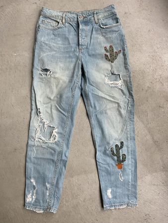 Neuwertige Jeans mit Motiven