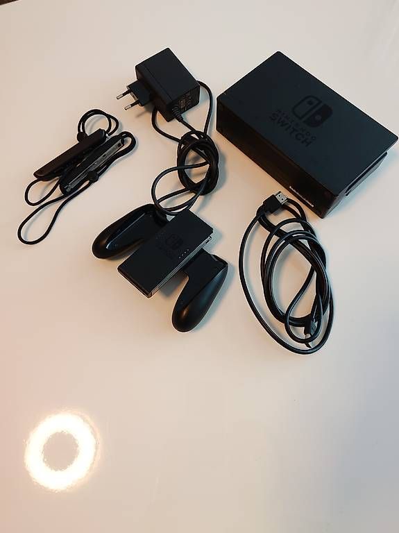 Nintendo Konsolen: Nintendo Switch 1 (v2) avec controller pro – Gebraucht aus Versoix von Kurisusama 4
