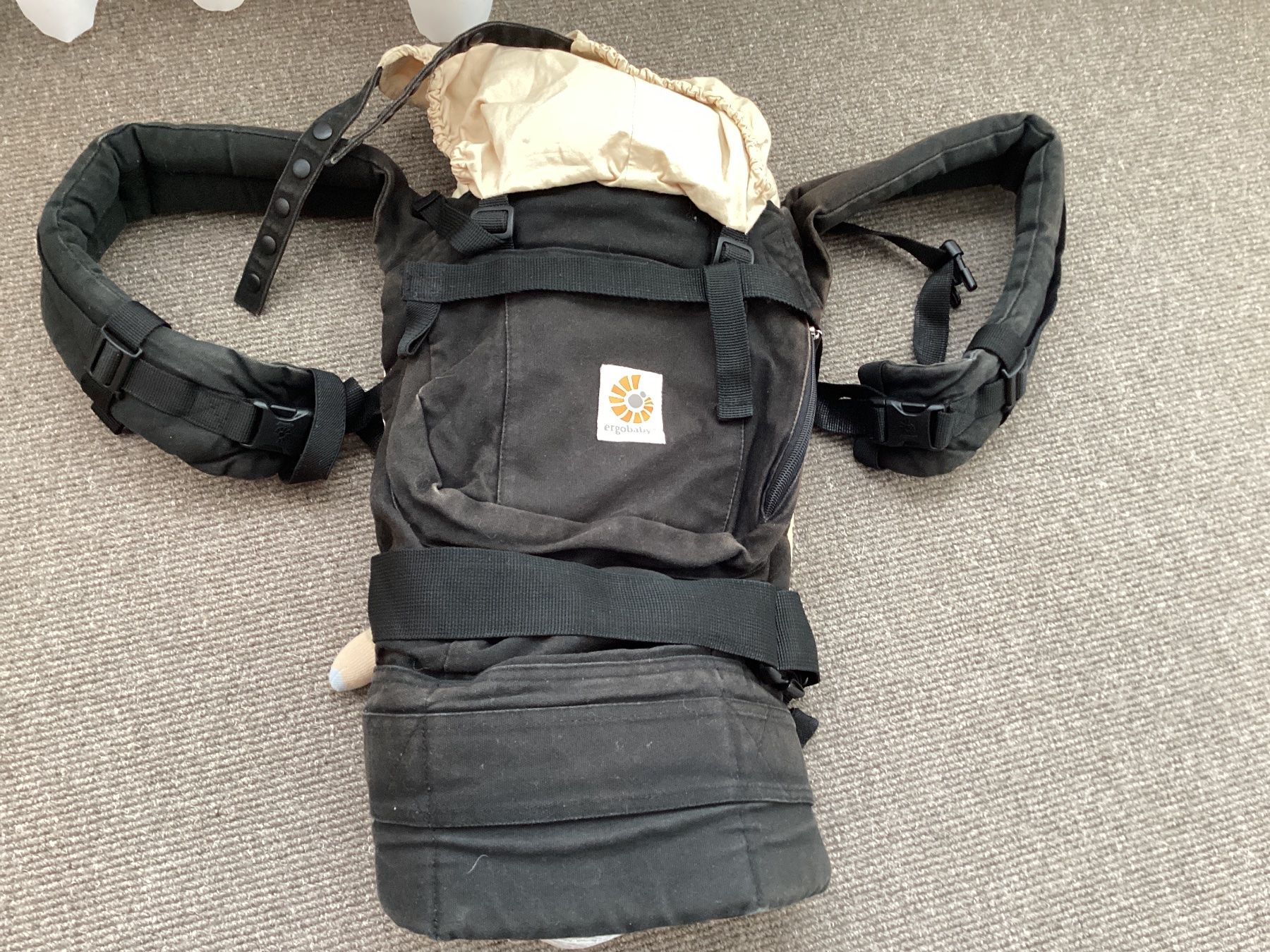 Ergobaby Marsupi portabebè: Kindertrage Ergobaby inkl. Einsatz schwarz gebraucht – Usato da Effretikon venduto da simtek_de