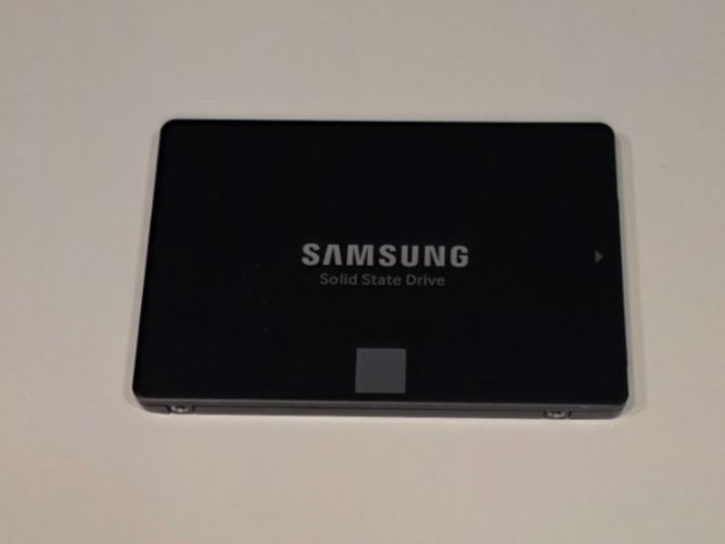 Samsung Dischi rigidi: Samsung 860 EVO, SSD, 250GB – Usato da Münsingen venduto da Shoppinghunter91 1